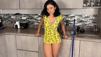 Atrapa La Atención De Tu Compañera De Piso En La Cocina.